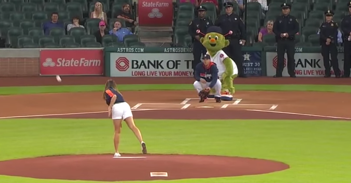 Da kann der Catcher noch lange warten, bis dieser Ball zu ihm gelangt.