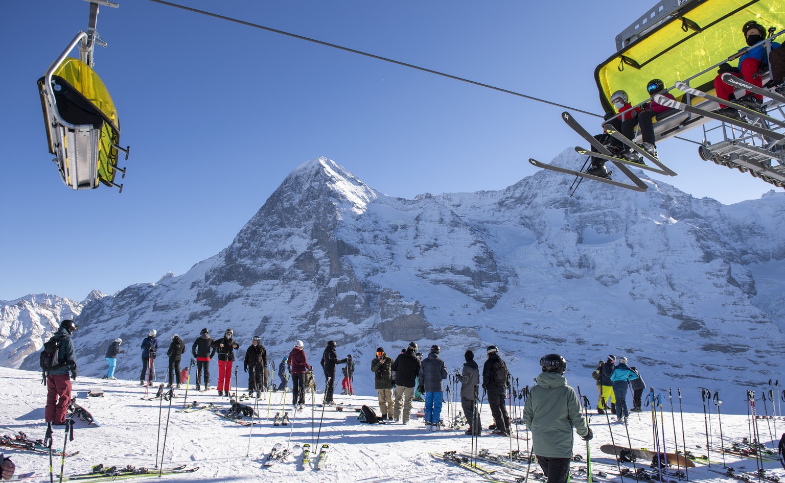 Skifahrer mit Schutzmaske auf dem Lauberhorn, aufgenommen am Freitag, 8. Januar 2021, im Skigebiet Grindelwald - Wengen. Die Berner Skigebiete bleiben trotz Coronavirus geoeffnet, mit reduzierter Tran ...