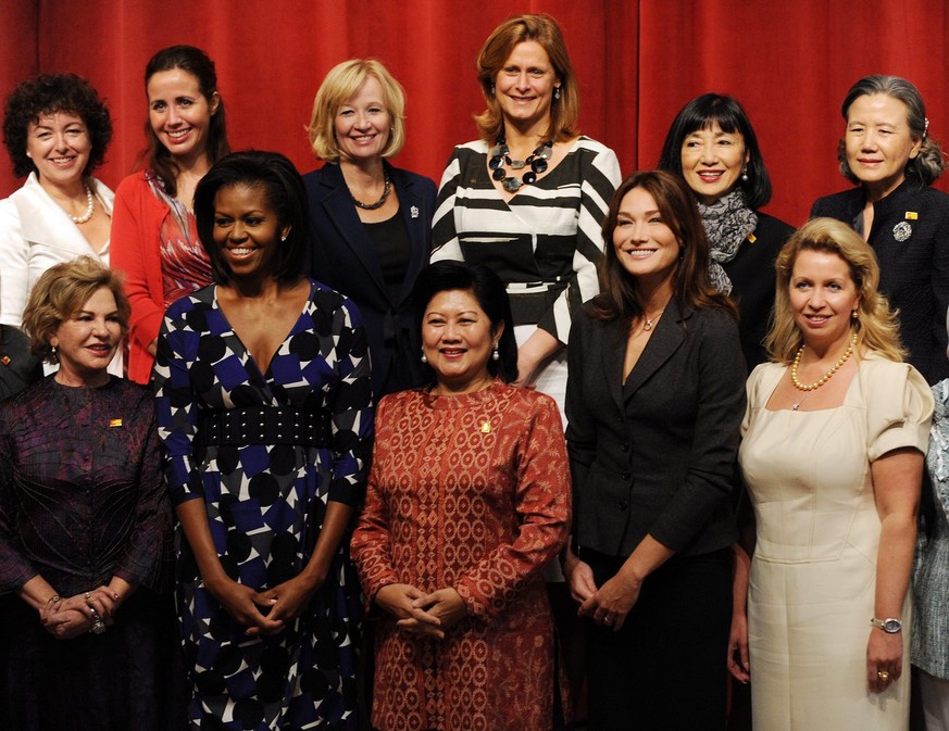 epa01874787 The spouses of the visiting G20 leaders; back row (L-R) Australian Prime Minister Kevin Rudd&#039;s wife Therese Rein, Swedish Prime Minster Fredrik Reinfeldt&#039;s wife Filippa Reinfeldt ...