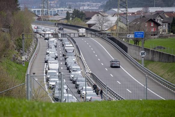 Der Reiseverkehr staut sich bei Erstfeld im Kanton Uri in Richtung Sueden vor dem Gotthard- Tunnel zwischen Gueschenen und Amsteg auf mehrere Kilometer, am Freitag, 7. April 2023 in Wassen. Die Kanton ...