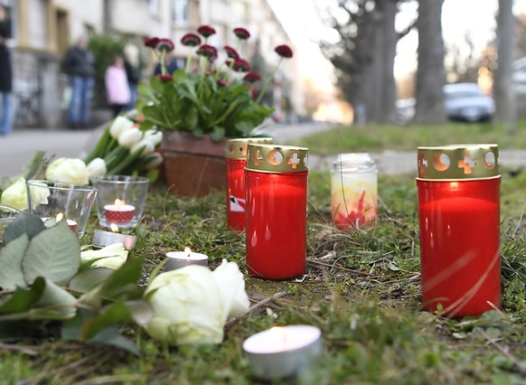 Blumen und Kerzen erinnern an den siebenj