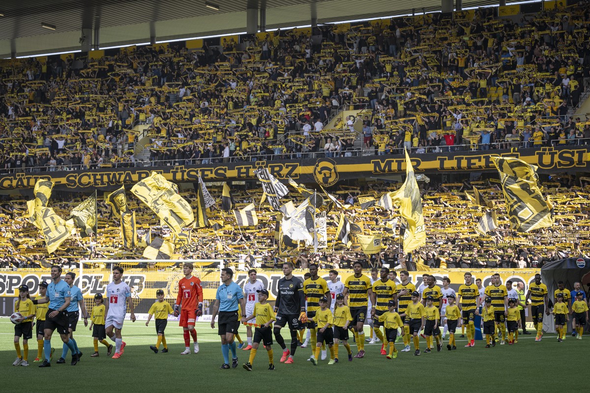 Spieler kommen auf das Feld im Fussball Meisterschaftsspiel der Super League zwischen den BSC Young Boys und dem FC Luzern, im Stadion Wankdorf in Bern, am Sonntag, 14. April 2024. (KEYSTONE/Anthony A ...