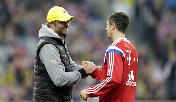 Dortmund&#039;s head coach Juergen Klopp, left, welcomes Bayern&#039;s Robert Lewandowski prior to the German first division Bundesliga soccer match between FC Bayern and Borussia Dortmund in the Alli ...