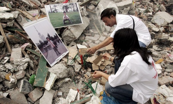 epa01364662 Parents and loved ones mourn for children that perished in the 12 May 2008 earthquake at the Xinjian Primary School, where about 300 students died according to parents, in Dujiangyan, Sich ...