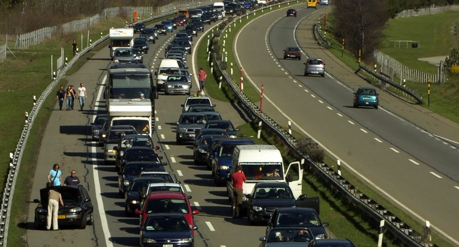 Rueckreiseverkehr auf der Autobahn A2 in vor dem Gotthardstrassentunnel in Piotta TI , am Ostermontag 9. April 2007. Obwohl Tausende fuer ihre Osterausfluege unterwegs waren, blieb
das Verkehrsaufkomm ...