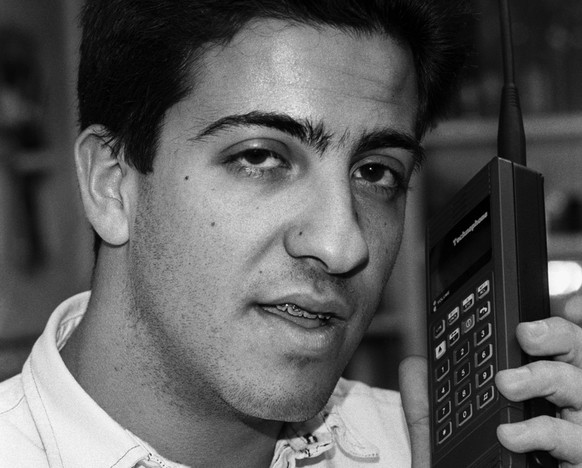Ein Mann mit einem der neuen schurlosen Telefone, Natel-C, undatierte Aufnahme aufgenommen um 1993. (KEYSTONE/Str)