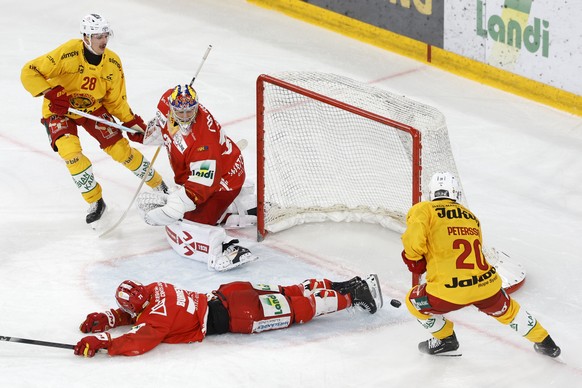 Andre Petersson (SCL) vergibt eine Chance gegen Yanik Burren (EHCB) und Torhueter Harri Saeteri (EHCB) im Eishockey Meisterschaftsspiel der National League zwischen dem EHC Biel und den SCL Tigers, am ...