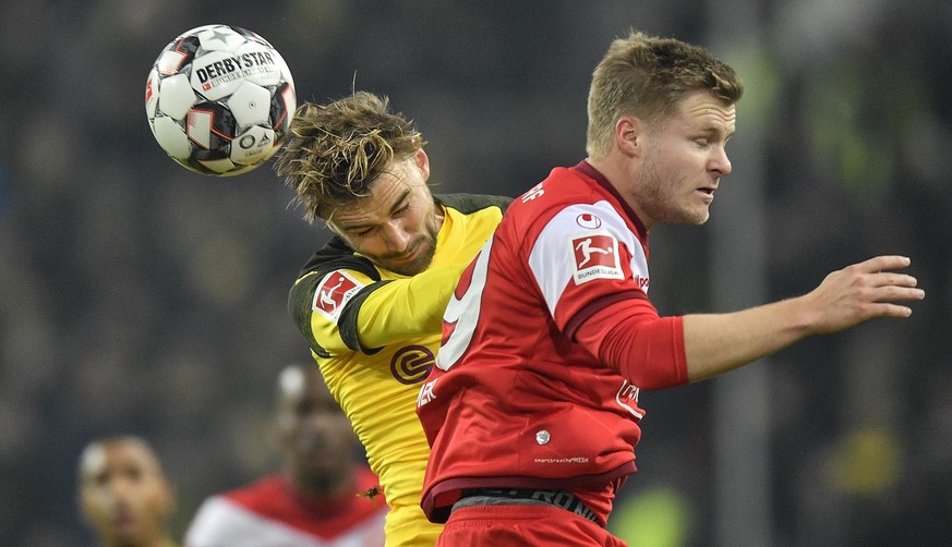 Duesseldorf&#039;s Davor Lovren, right, and Dortmund&#039;s Marcel Schmelzer, left, challenge for the ball during the German Bundesliga soccer match between Fortuna Duesseldorf and Borussia Dortmund i ...