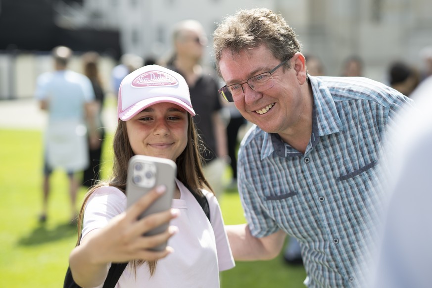 Bundesrat Albert Roesti posiert fuer ein Foto bei einem Apero mit der Bevoelkerung im Rahmen der Bundesratsreise, am Freitag, 27. Juni 2025, in St. Gallen. (KEYSTONE/Gian Ehrenzeller)