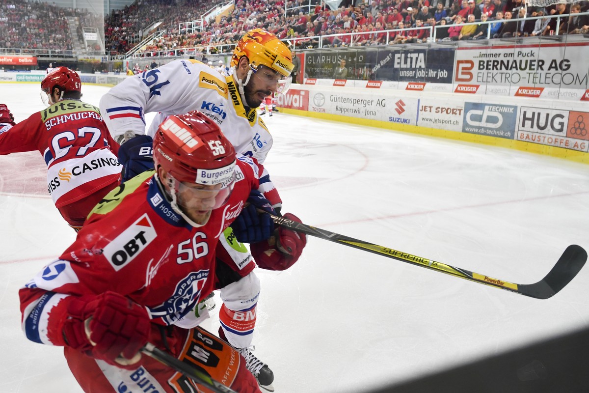 Frederic Iglesias von Rapperswil, links, gegen Dennis Hollenstein von Kloten, im vierten Eishockey Spiel der Ligaqualifikation der National League zwischen den SC Rapperswil-Jona Lakers und dem EHC Kl ...