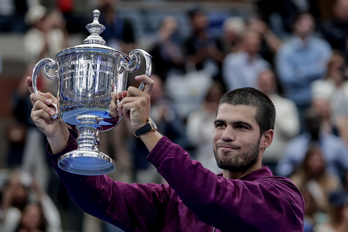 epa12361185 Carlos Alcaraz of Spain poses with the Champions trophy after winning the men's singles final of the US Open Tennis Championships at the USTA Billie Jean King National Tennis Center i ...