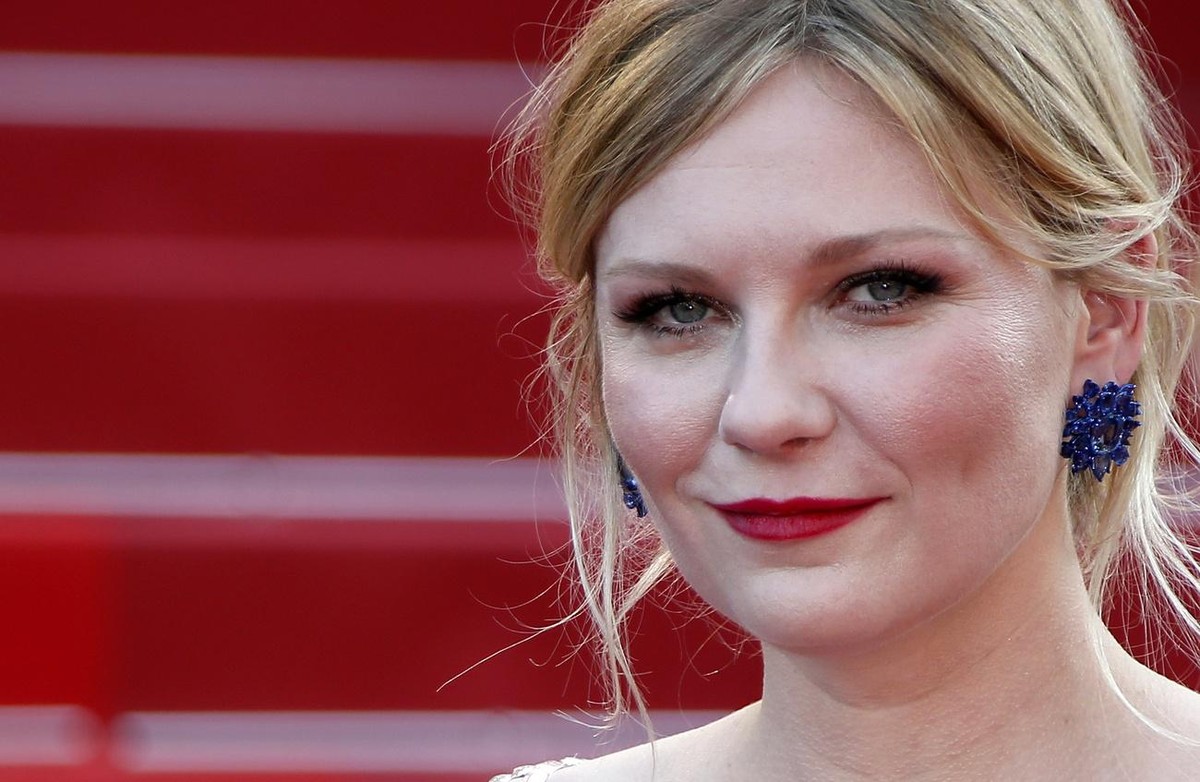 epa05987134 US actress Kirsten Dunst arrives for the premiere of 'The Beguiled' during the 70th annual Cannes Film Festival, in Cannes, France, 24 May 2017. The movie is presented in the Off ...
