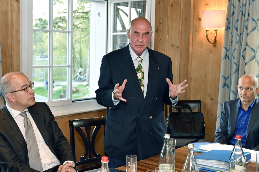 Nationalrat Gregor Rutz, links, Rechtsanwalt Valentin Landmann, Mitte, und Kreispraesident Urs Fehr, rechts, an der Delegiertenversammlung der SVP-Kreispartei 7/8 Stadt Zuerich in Zuerich am Dienstag, ...