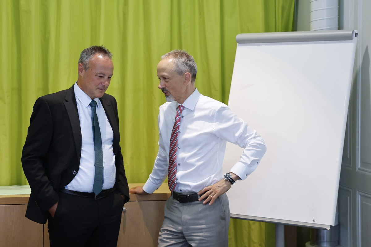 Stephane Rossini, Direktor Bundesamt fuer Sozialversicherungen BSV, links, diskutiert mit Bruno Parnisari, Stv. Direktor BSV, Leiter des Geschaeftsfeldes "Mathematik, Analysen und Statistik" ...