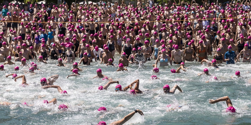 Bei 30° C Lufttemperatur und angenehmen 23° C im Wasser fand heute die Stadtzürcher Seeüberquerung statt. Tausende Wasserratten schwammen heute vom Strandbad Mythenquai in die Badi Tiefenbrunnen. Nach ...