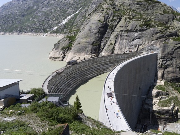 Die neue und die alte Staumauer Spitallamm, aufgenommen am Tag der offiziellen Eroeffnung der neuen Staumauer der Kraftwerke Oberhasli (KWO), fotografiert am Freitag, 20. Juni 2025 in Guttannen. Die K ...
