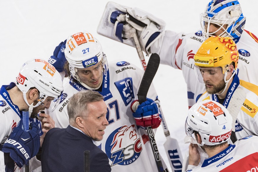 ZSC Headcoach Hans Wallson, vorne, gibt seinen Spielern Mattias Sjoegren, Roman Wick, Patrick Geering, Fredrik Pettersson und Goalie Niklas Schlegel, von links, in einem Time-Out kurz vor Schluss der  ...