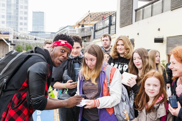 Fans auf Autogramm-Jagd bei JokaH Tululu.