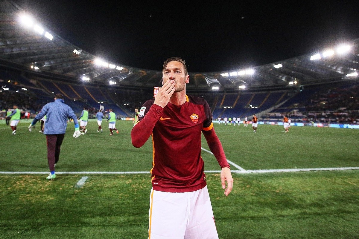 epa05942083 (FILE) Roma's Francesco Totti celebrates after scoring the winning goal from the penalty spot during the Italian Serie A soccer match between AS Roma and Torino FC at Olimpico stadium ...