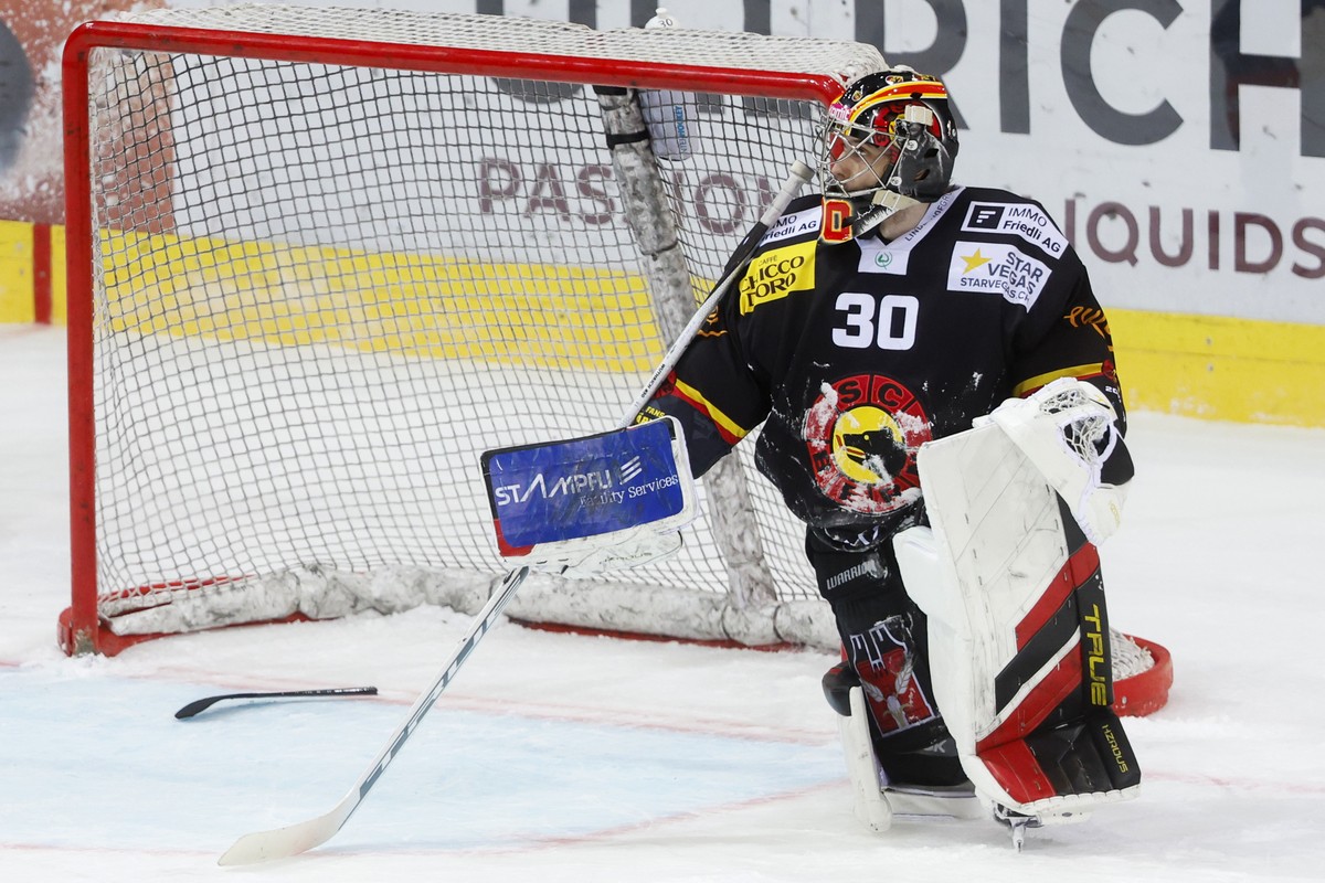 Torhueter Philip Wuethrich (SCB) nach der Niederlage in der Verlaengerung im Eishockey Meisterschaftsspiel der National League zwischen dem SC Bern und dem HC Fribourg Gotteron, am Samstag, 7. Dezembe ...