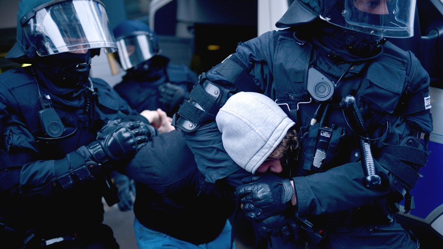 Die Polizei führt einen Gegendemonstranten ab.&nbsp;