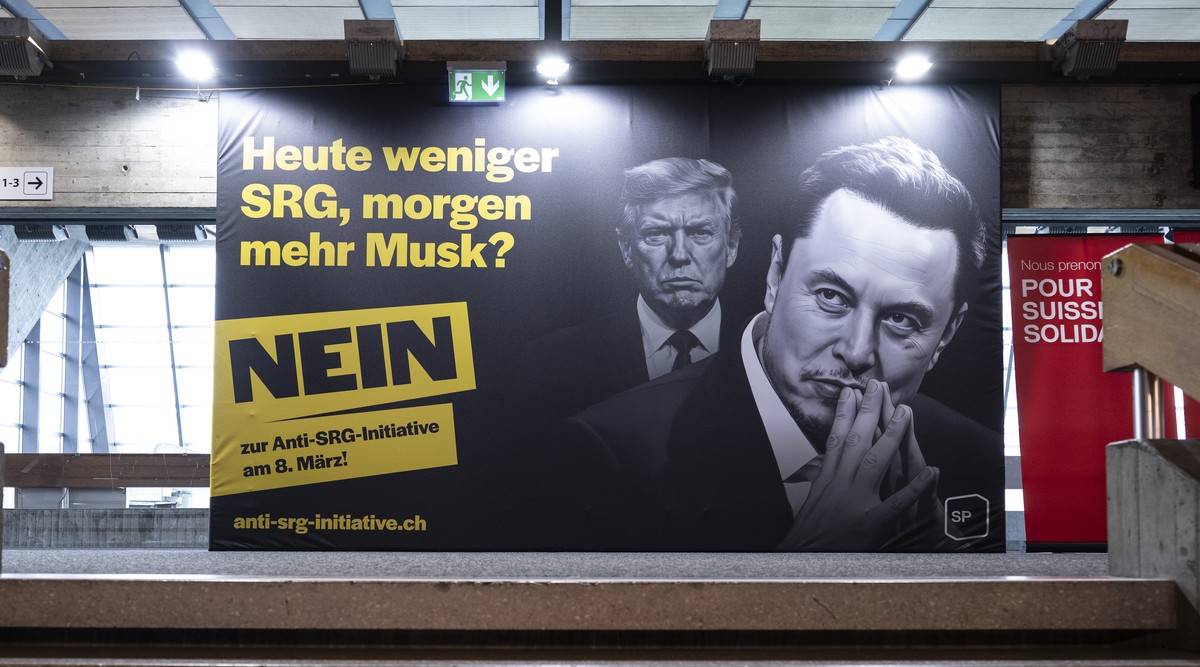 Ein Abstimmungsplakat zur SRG Halbierungs-Initiative steht im Kongresshaus am Parteitag der SP Schweiz, am Samstag, 28. Februar 2026, in Biel. (KEYSTONE/Peter Schneider)
