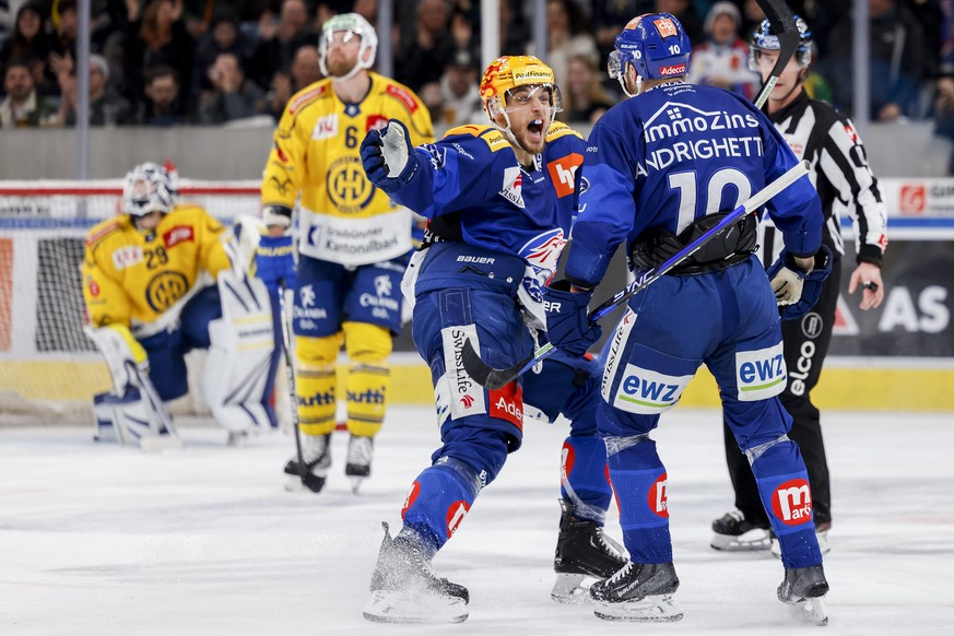 Zuerichs Sven Andrighetto, rechts, und ZSC PostFinance Topscorer Chris Baltisberger bejubeln das 2:1 waehrend der 3. Partie des Playoff-Viertelfinals der National League zwischen den ZSC Lions und dem ...