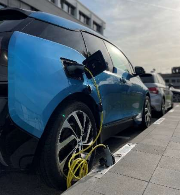 E-Autos sollen sich direkt am Strassenrand laden lassen, ohne lange Kabel, die als Stolperfallen gefährlich werden könnten.