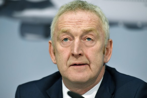 ARCHIV --- SWISS-CHEF THOMAS KLUER GIBT FUEHRUNG DER LUFTGESELLSCHAFT ENDE 2020 AB --- Thomas Kluehr, CEO Swiss orientiert an einer Medienkonferenz in Kloten am Donnerstag, 15. Maerz 2018 ueber das ve ...