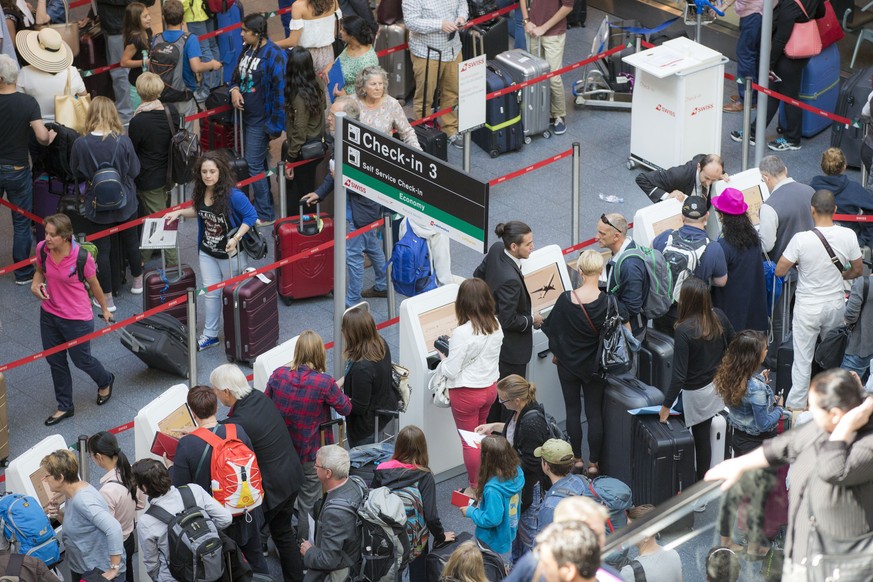 Fluggaeste schlaengeln sich, zu Beginn der Sommerferien im Kanton Zuerich, zum Check-In Schalter auf dem Flughafen Zuerich, aufgenommen am Samstag, 16. Juli 2016, in Zuerich. (KEYSTONE/Patrick B. Krae ...