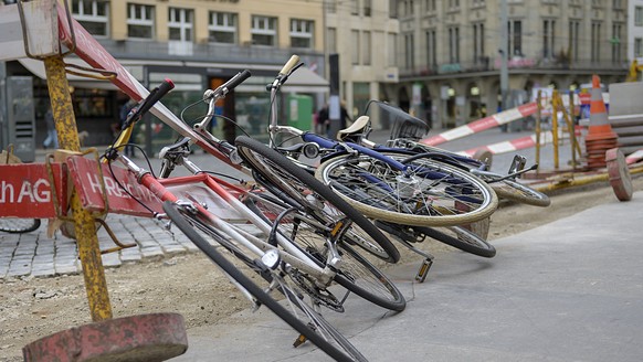 Umgefallene Bauabschrankungen und Fahrraeder in Basel, am Sonntag, 10. Februar 2019. Das Sturmtief Uwe weht heute mit starken Winden bis zu 150 Stundenkilometern ueber die Schweiz. Es herrscht Gefahre ...