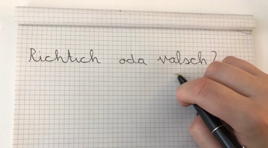 Mit der Lernmethode «Schreiben nach Gehör» üben die Kinder zunächst, die Laute der Wörter herauszuhören und sie phonetisch aufzuschreiben.