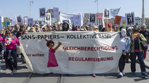 Ein Demonstrationszug anlaesslich des 1. Mai-Umzuges bewegt sich durch Basel am Mittwoch, 1. Mai 2019. (KEYSTONE/Georgios Kefalas)
