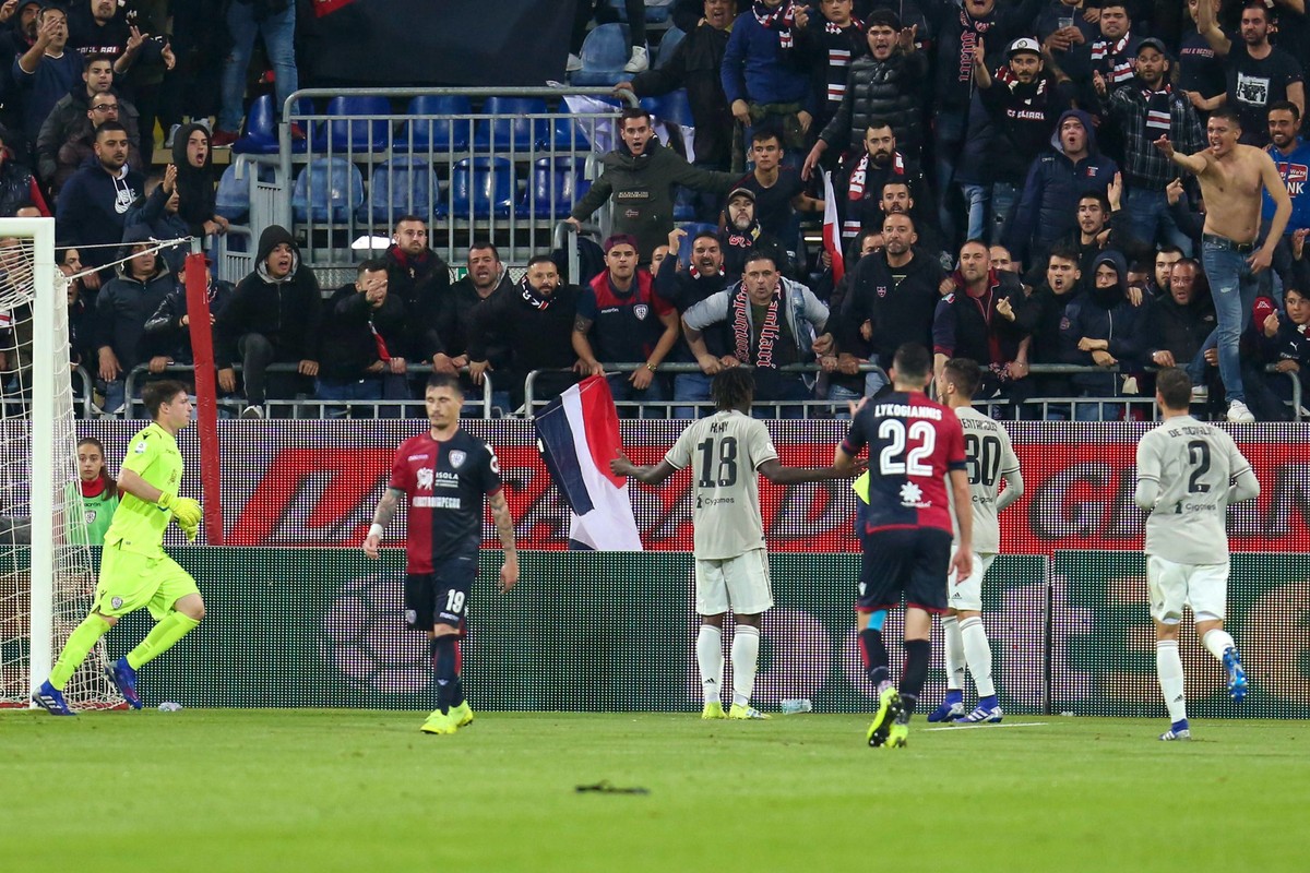 EDITORS NOTE OBSCENE GESTURE - Juventus' Moise Kean, third from left, celebrates in front of Cagliari fans after scoring his side's second goal during a Serie A soccer match between Cagliari ...