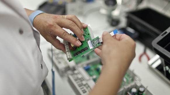ARCHIVBILD ZUR KONKRETISIERUNG DES BOERSENGANGS VON LANDIS+GYR, AM MITTWOCH, 12. JULI 2017 - Production of industrial power meters at Landis + Gyr, a Swiss company specialized in energy management and ...