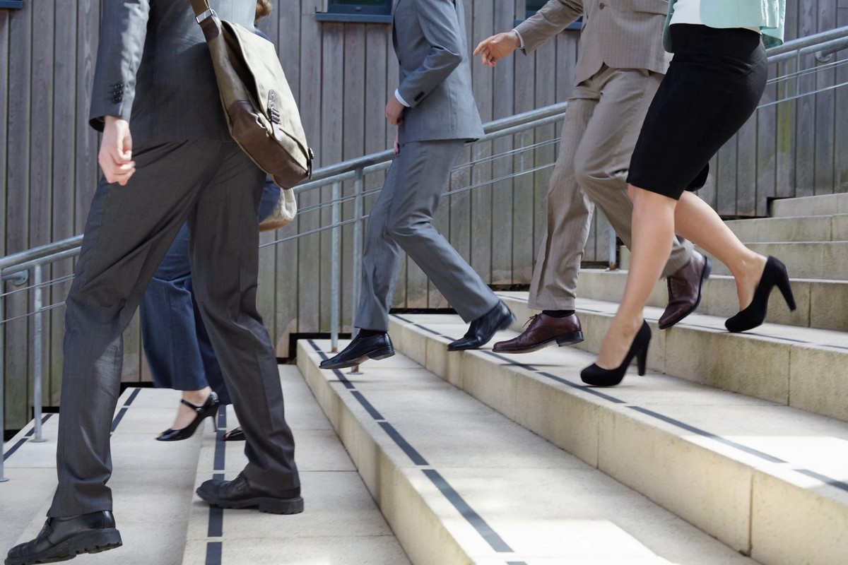 2 personnes sur 5 sont des femmes: s'il s'agissait d'un conseil d'administration, il serait conforme aux exigences légales.