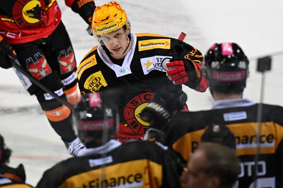 Berns Postfinance Topscorer Dominik Kahun, jubelt im Qualifikations - Spiel der National League zwischen dem SC Bern und dem HC Ambri-Piotta, am Samstag 17. Februar 2024, in der Postfinance Arena in B ...