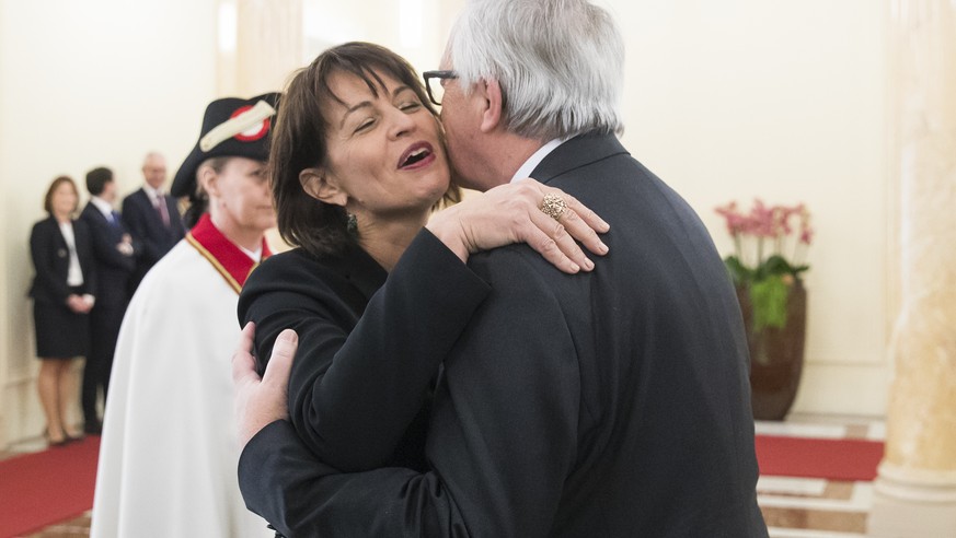 Swiss Federal President Doris Leuthard, left, welcomes European Commission President Jean-Claude Juncker during Juncker&#039;s official visit in Bern, Switzerland, Thursday, November 23, 2017. (KEYSTO ...