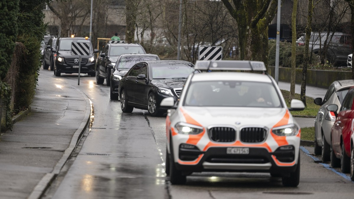 A motorcade arrives at the Federal Office of Justice FOJ ahead of a meeting between prosecutors of the Canton of Valais and Italy after the deadly fire at the "Le Constellation" bar in Crans ...