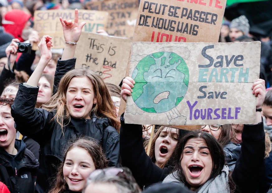 epa07325036 People take part in a march called &#039;Rise for Climate&#039; in Brussels, Belgium, 25 January 2019. More than 70,000 people take part at the march, according to the police. EPA/STEPHANI ...