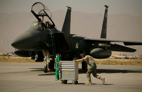 FILE - A U.S. Air Force airman pushes a cart past an F-15E Strike Eagle at Bagram Air Field in Afghanistan on Oct. 17, 2009. (AP Photo/Maya Alleruzzo, File)
US Iran War