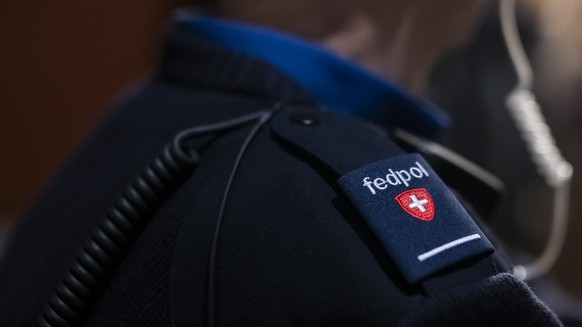 Ein Polizist von Fedpol bewacht den Eingang zum Vorzimmer des Nationalrats, an der Fruehjahrssession der Eidgenoessischen Raete, am Mittwoch, 6. Maerz 2024 im Bundeshaus in Bern. (KEYSTONE/Alessandro  ...
