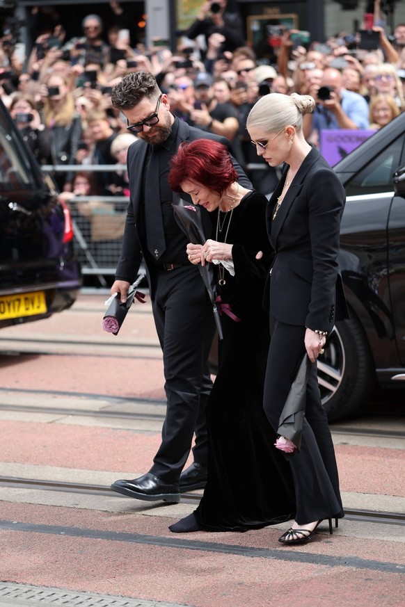 . 30/07/2025. Birmingham , United Kingdom. The funeral procession of Ozzy Osbourne as it passes Black Sabbath Bridge in Birmingham, United Kingdom. PUBLICATIONxINxGERxSUIxAUTxHUNxONLY xStephenxLockx/x ...