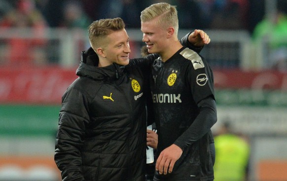 epa08138913 Dortmund`s striker Marco Reus and Dortmund`s Norwegian striker Erling Haaland (L-R) celebrate after the German Bundesliga soccer match between FC Augsburg and Borussia Dortmund in Augsburg ...