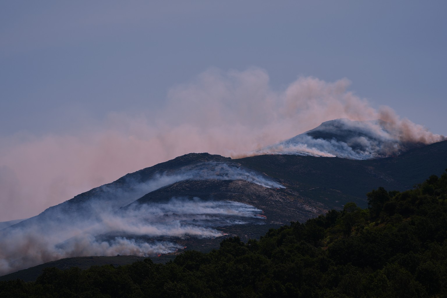 Smoke and flames rise as a wildfire advances near Burgohondo, Ávila province, Spain, Friday, July 24, 2026. (AP Photo/Manu Fernandez)
Spain Europe Wildfires