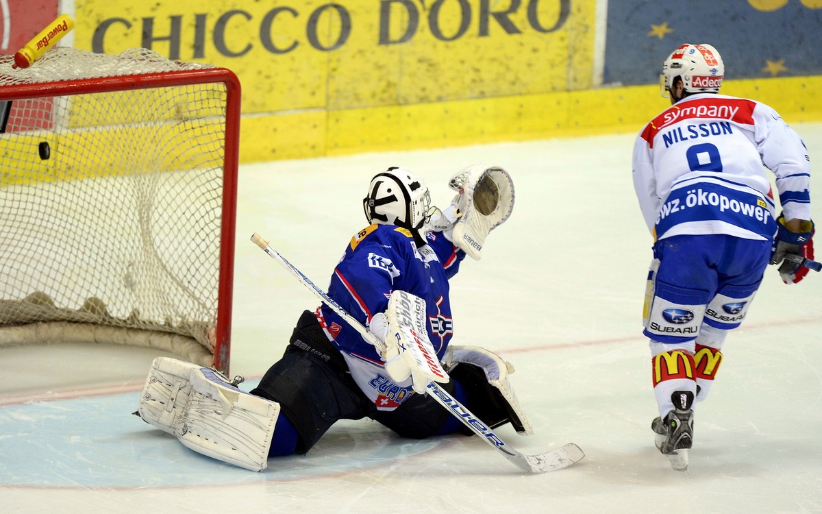 Der Zuercher Robert Nilsson, rechts, bezwingt mit seinem Penalty den Klotener Martin Gerber, links, und schiesst das Tor zum Meistertitel im vierten Playoff-Finalspiel der National League Kloten Flyer ...