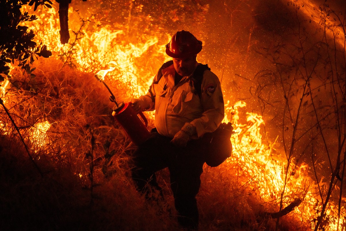 Fire crews conduct a firing operation to control the Sandy Fire Monday, May 18, 2026, in Simi Valley, Calif. (AP Photo/Ethan Swope)
California Wildfires