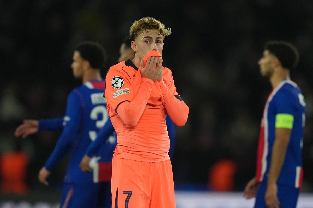Barcelona's Fermin Lopez gestures end of the Champions League opening phase soccer match between Paris Saint-Germain and FC Barcelona in Paris, Tuesday, Oct. 20, 2026. (AP Photo/Thibault Camus)