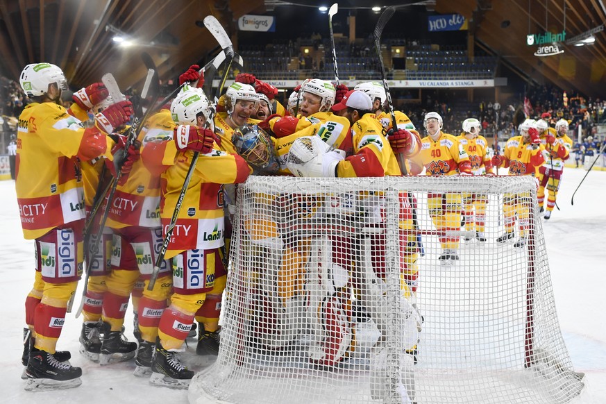 Die Bieler um Goalie Jonas Hiller bejubeln den Sieg beim sechsten Playoff-Viertelfinalspiel der National League zwischen dem HC Davos und EHC Biel, am Donnerstag, 22. Maerz 2018, in der Vaillant Arena ...