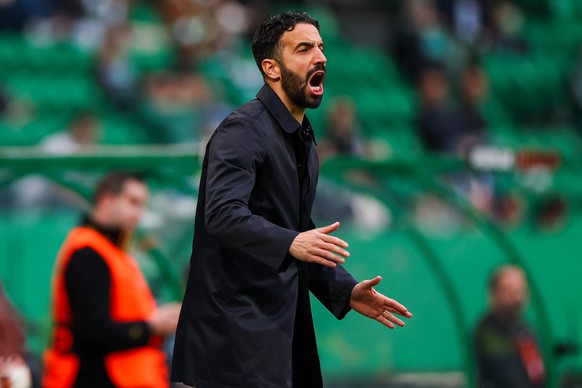 epa11202501 Sporting head coach Ruben Amorim yells during the UEFA Europa League round of sixteen first leg soccer match between Sporting CP and Atalanta BC in Lisbon, Portugal, 06 March 2024. EPA/JOS ...